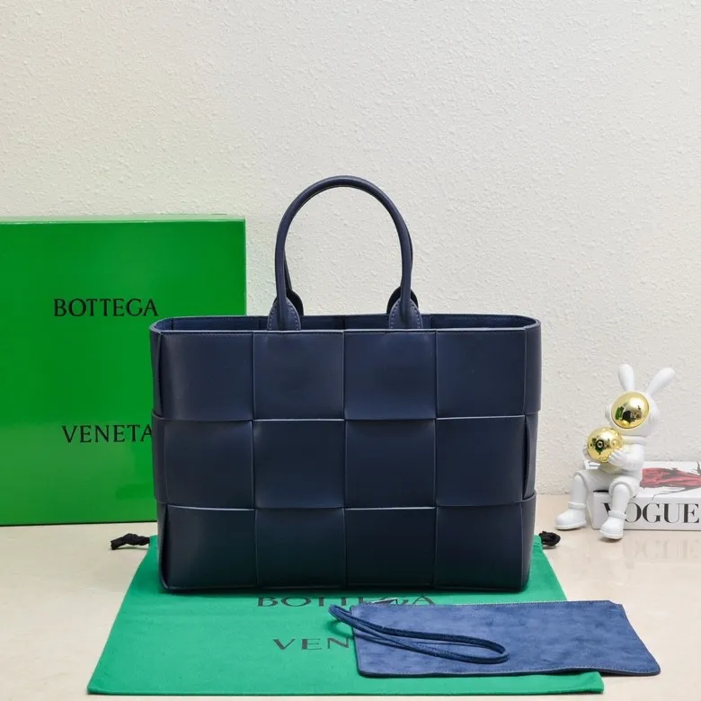 The batch of 2000 BV tote bag (small four compartments) has finally been shipped🔥🔥 The leather feels great! It's a very low-key bag. The more I look at it, the more I like it. I usually go out for rides and planes because I have a lot of stuff and need to carry a computer. Carrying a bag like this is all it takes. It comes with a small bag for storage, which is very convenient. Style number: 9898 Size: 38*10*28cm